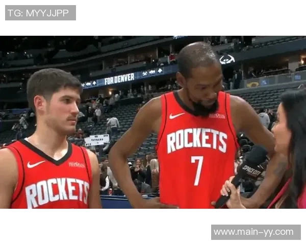 谢泼德与杜兰特击掌庆祝打得可以的默契配合引发全场欢呼