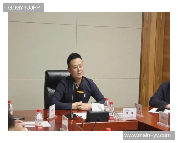 芬奇谈球队困境：团结一致共克时艰的决心与信念