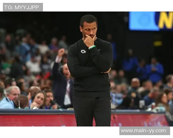 马刺克绿军小白鼓励球队奋勇前行展现拼搏精神与团结力量