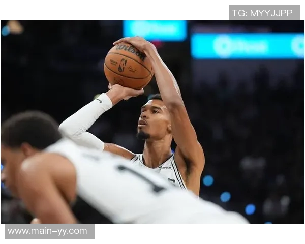 哈珀在本场比赛中表现出色荣膺最佳后卫超越费尔斯卡斯尔和福克斯