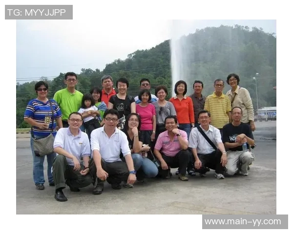 吾米提江感动小球迷泪水流下表达榜样力量与快乐心情